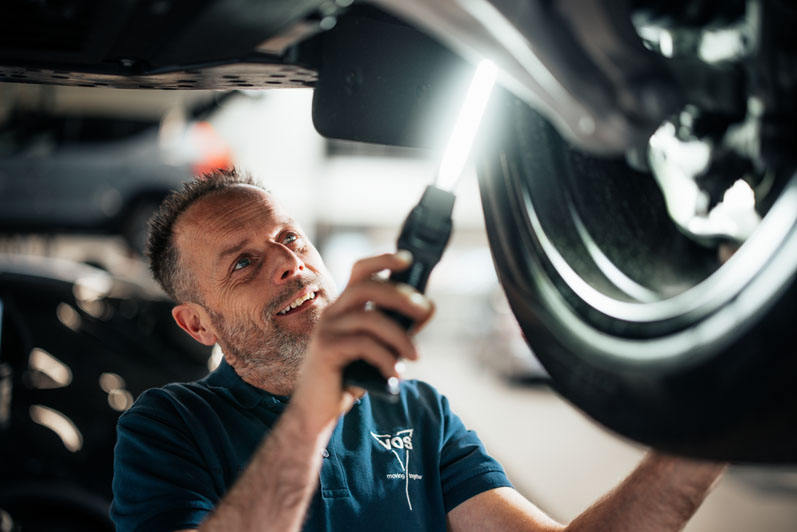 werknemer die helpt bij auto