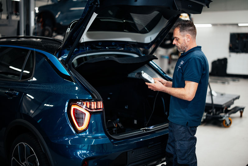 werknemer open kofferbak