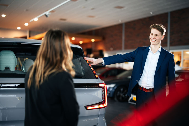 verkoper achterlicht klant