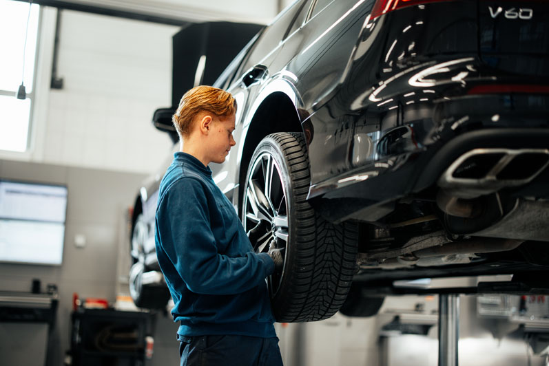 werknemer die helpt bij auto