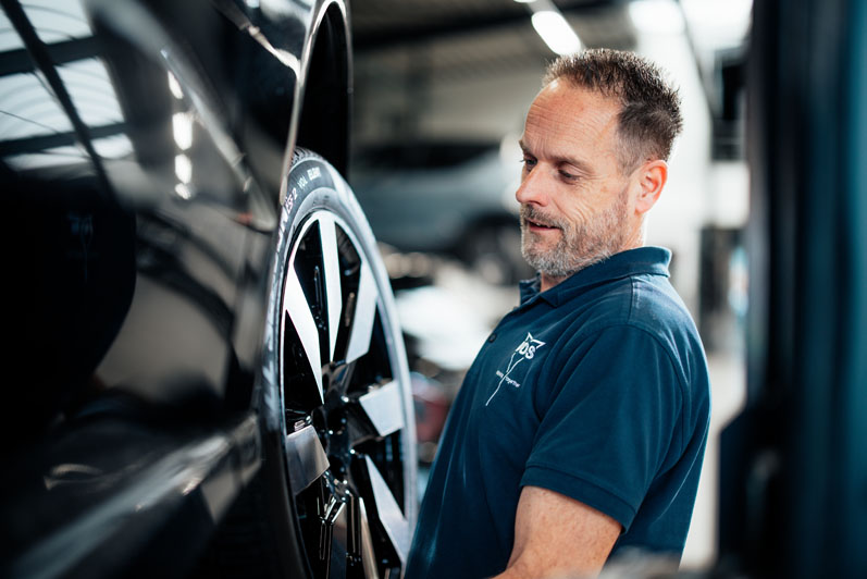 werknemer voor de auto