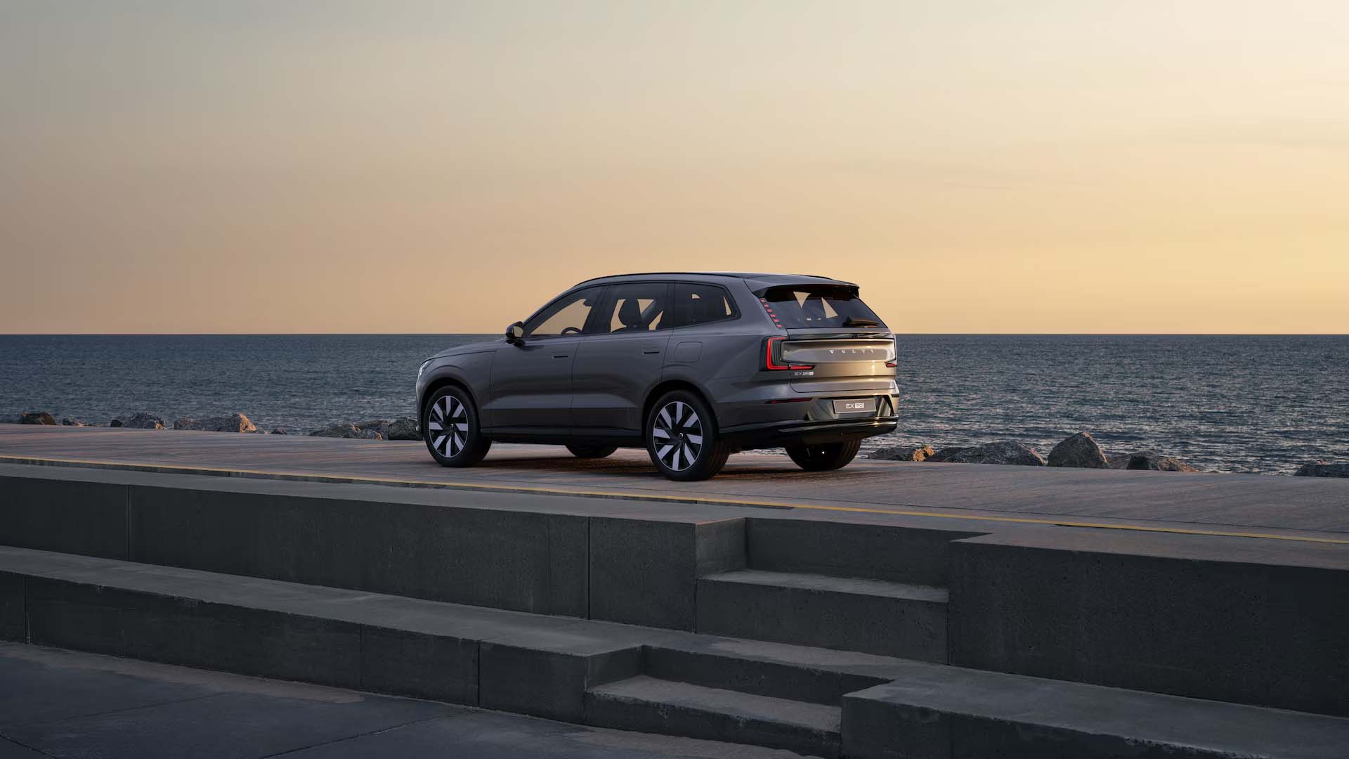 Volvo EX90 Platinum Grey