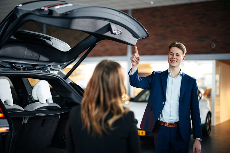 verkoper laat kofferbak zien aan klant