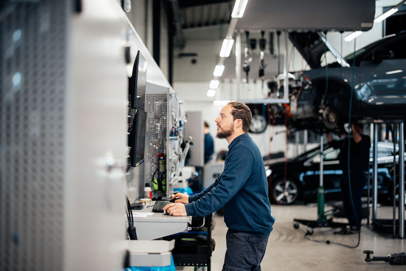 werknemer op de computer