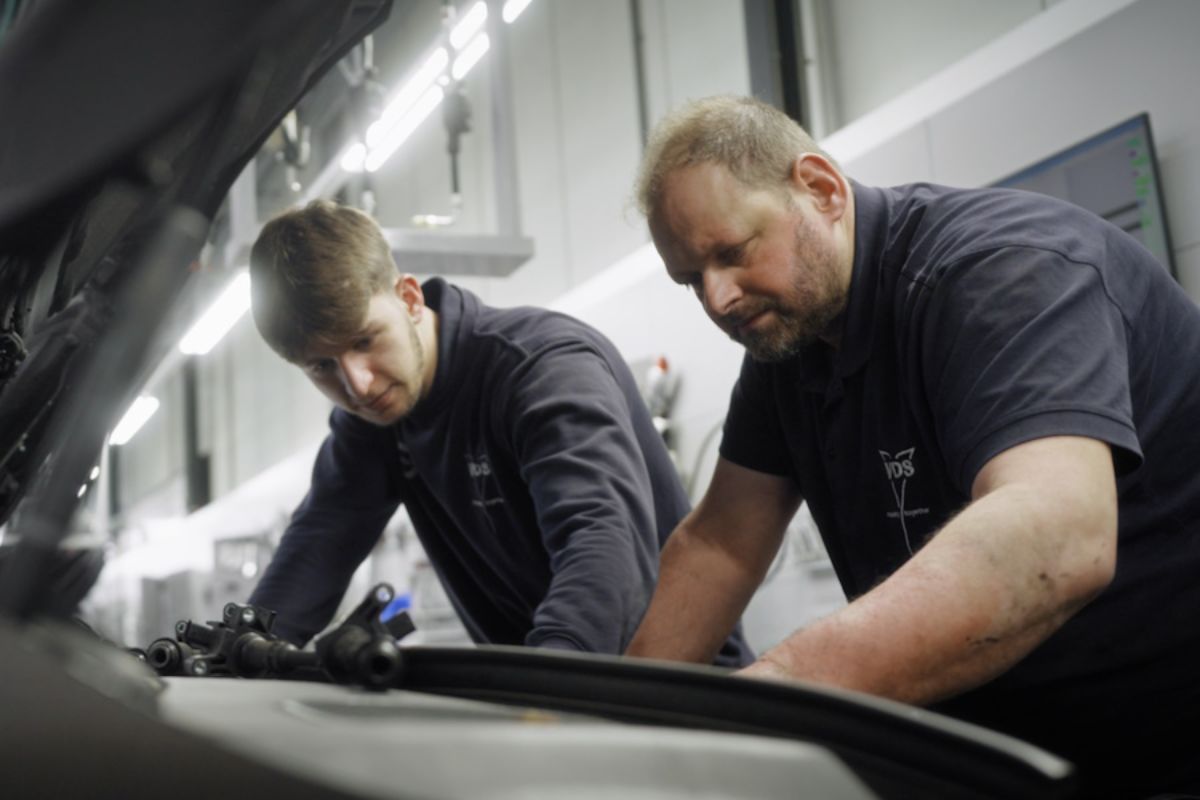 werknemer die helpt bij auto