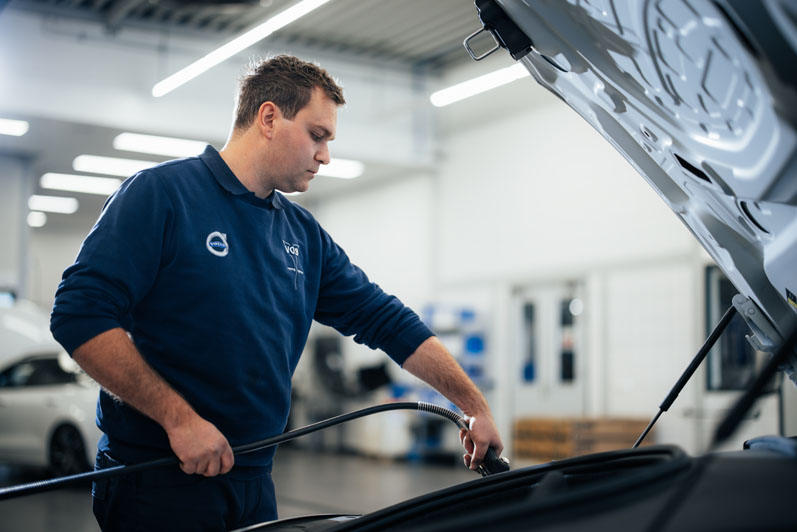 werknemer die repareert auto