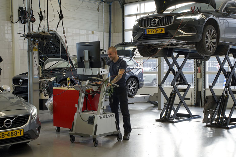 auto op brug Werkplaats