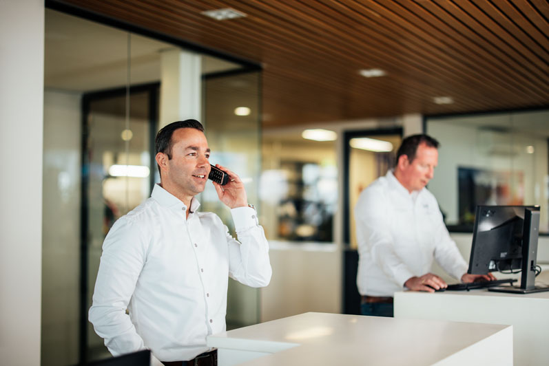 verkoper aan het bellen Vos